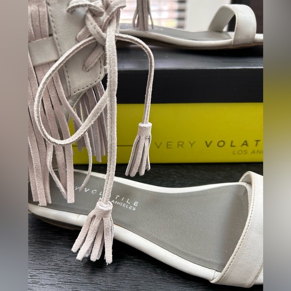 Very Volatile Aubrey ICE Fringe Sandal Women's Size 7 NEW IN BOX Light Gray - Picture 8 of 10